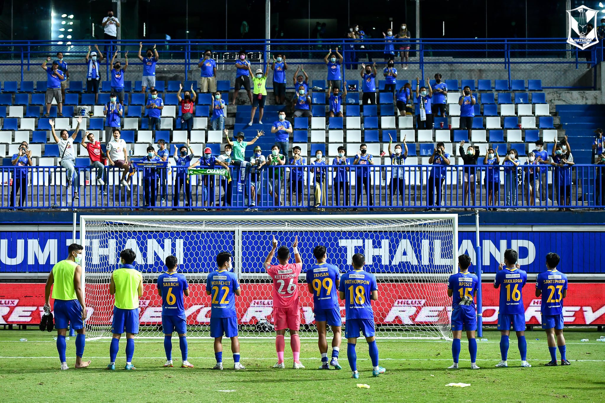 Para pemain BG Pathum United memberikan penghormatan ke fans mereka selepas menjamu Port FC dalam laga pekan ke-27 Liga Thailand 1 2021-2022, 2 Maret 2022.
