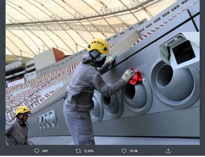 Seorang pekerja tampak membersikan nozel yang dipasang untuk membantu mendinginkan suhu di stadion-stadion Piala Dunia Qatar.