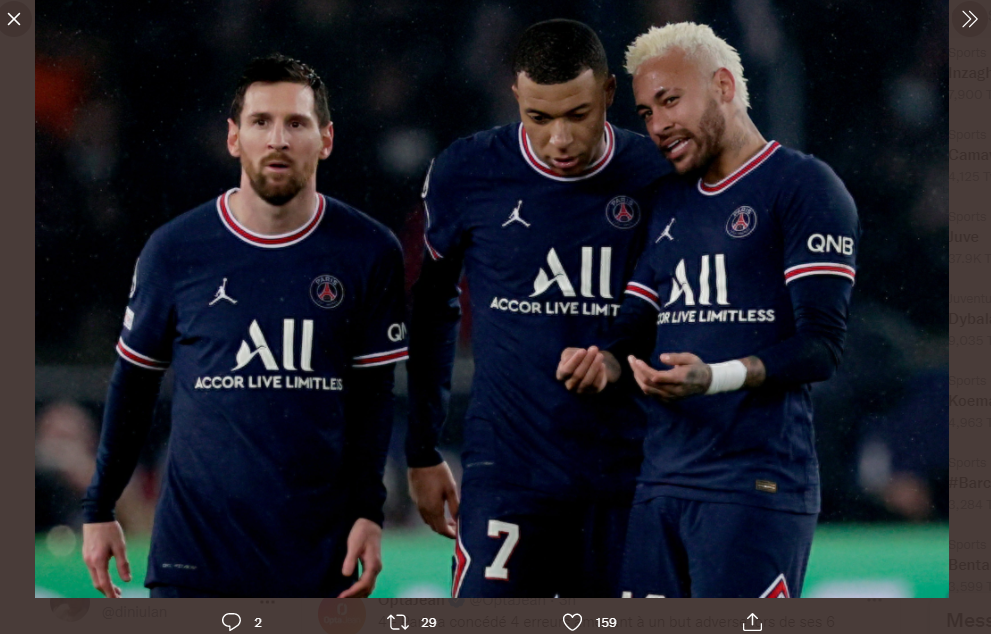 Ki-Ka: Trio penyerang PSG, Lionel Messi, Kylian Mbappe, dan Neymar menuliskan namanya di papan skor saat menang atas Lorient, Minggu (3/4/2022).