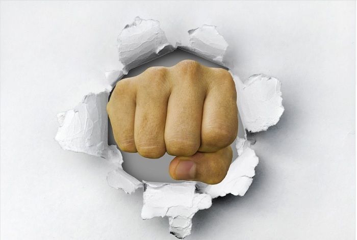 Ilustrasi kepalan tangan yang mewakili perilaku kemarahan yang jika tidak terkendali dapat mengarah pada aksi kekerasan.