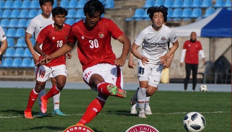 Penyerang  Rabbani Tasnim saat melakukan sepakan penalti saat timnas U-19 Indonesia uji coba dengan Kyungil University di Auxiliary Mini Stadium, Korea Selatan pada 7 April 2022.