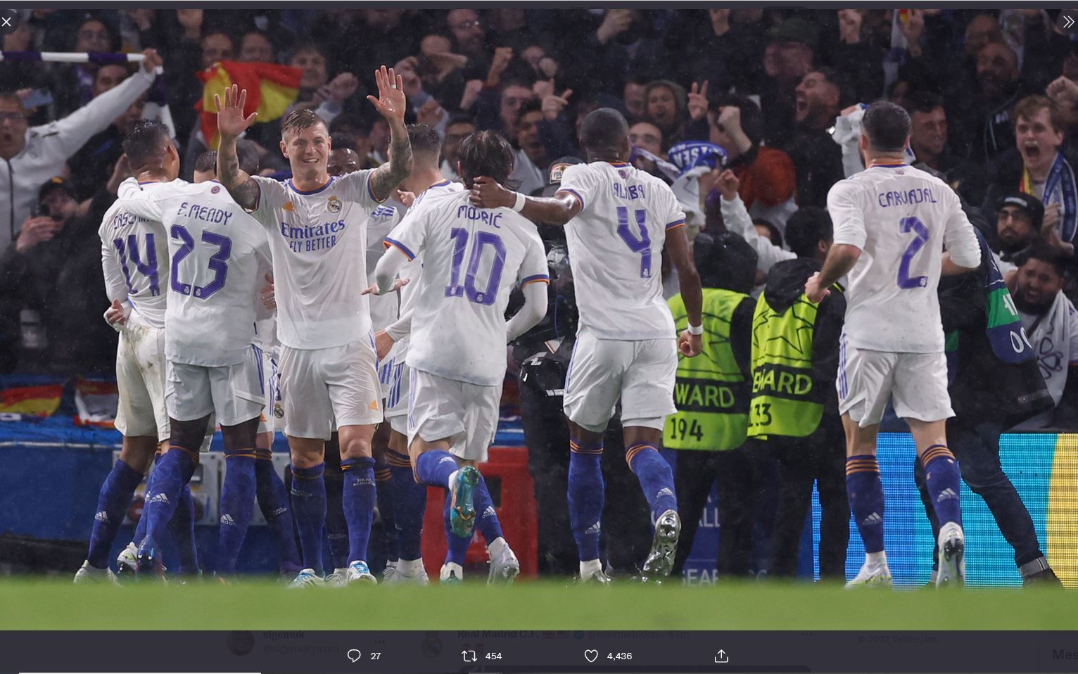 Skuad Real Madrid merayakan gol ke gawang Chelsea di Liga Champions, Kamis (7/4/2022) dini hari WIB.