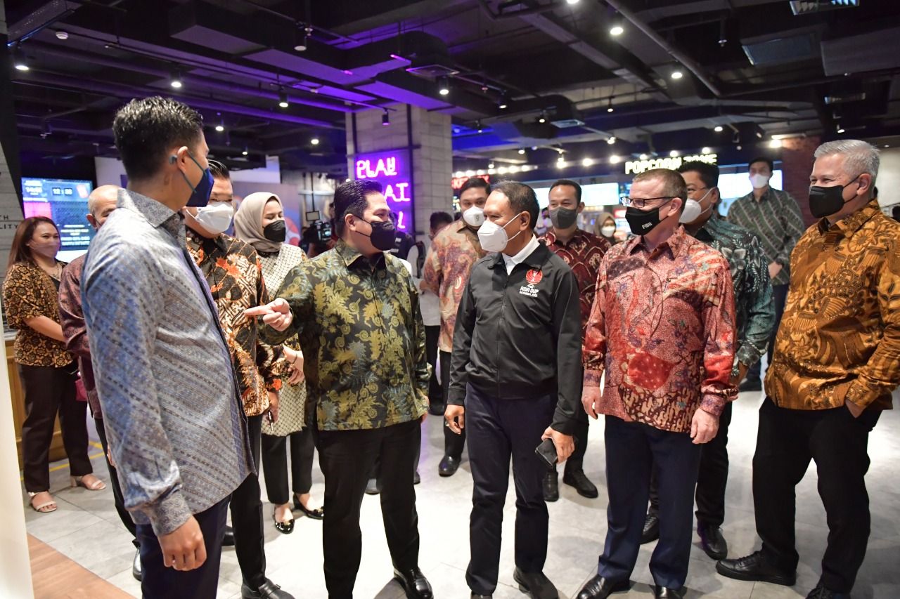 Menpora Zainudin Amali bersama FIBA Board Member yang juga Menteri BUMN Erick Thohir menghadiri momen 500 hari menuju FIBA Basketball World Cup 2023, di CGV  fX Sudirman Jakarta, Selasa (12/4/2022).