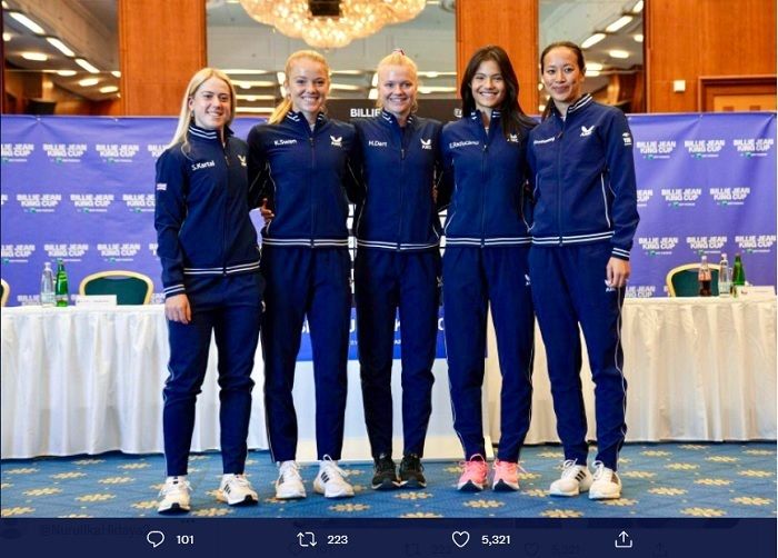 Emma Raducanu (kedua dari kanan) berpose bersama para anggota tim tenis Inggris Raya yang akan tampil di kualifikasi Piala Billie Jean King.