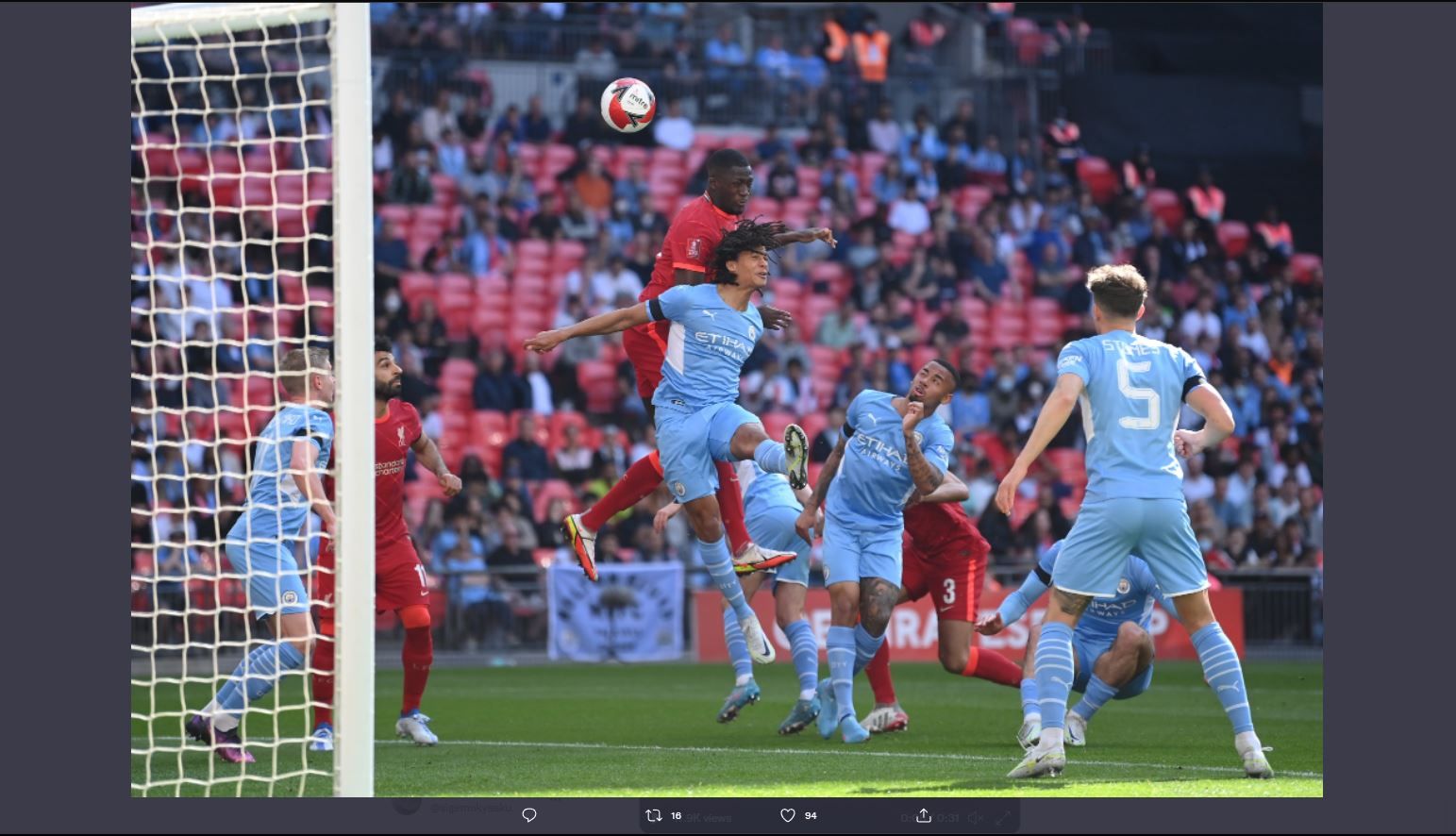 Bek Liverpool mencetak gol ke gawang Manchester City pada laga semifinal Piala FA, Sabtu (16/4/2022).