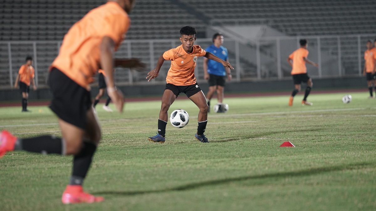 Suasana latihan perdana timnas U-16 Indonesia di Stadion Madya, Senayan, Jumat (15/4/2022).