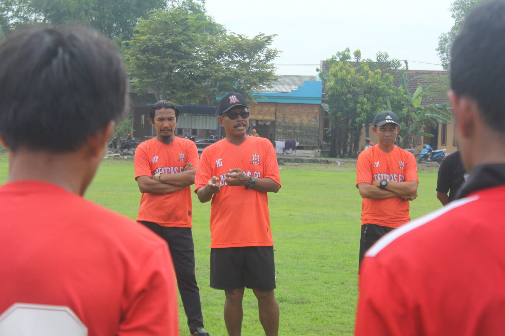 Pelatih Ibnu Grahan (kaca mata hitam) saat memberi arahan pemain Deltras bersama pelatih kiper Agung Prasetyo (kiri) dan asisten pelatih Nurul Huda.