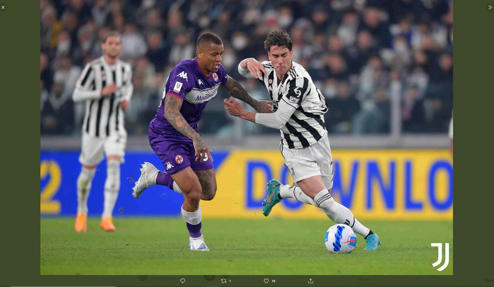 Penyerang Juventus, Dusan Vlahovic (kanan) berebut bola dengan pemain Fiorentina di Coppa Italia, Kamis (21/4/2022) dini hari WIB.