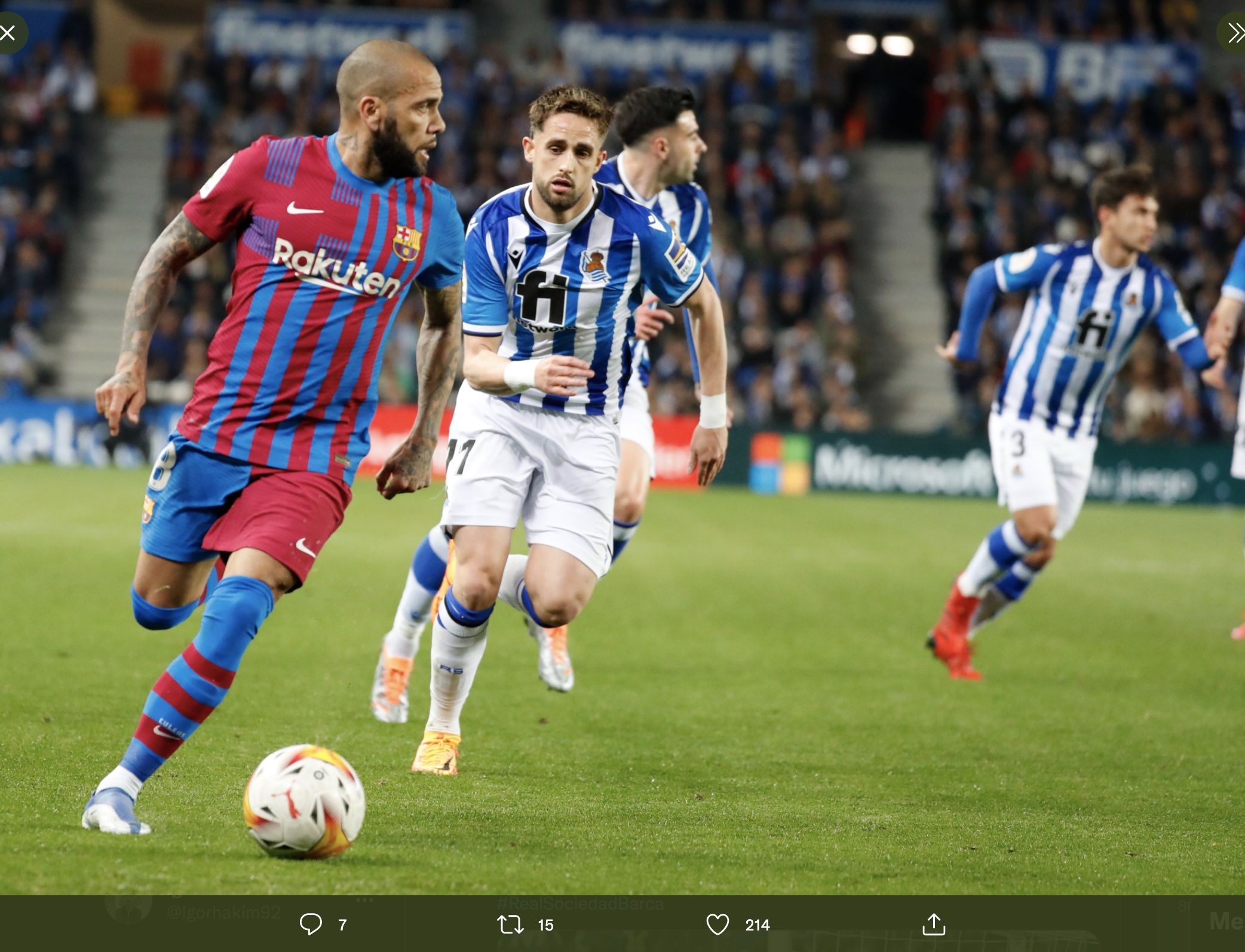 Fullback FC Barcelona, Dani Alves (kiri), saat mendribel bola dalam pertandingan melawan Real Sociedad (22/4/2022) dini hari WIB.
