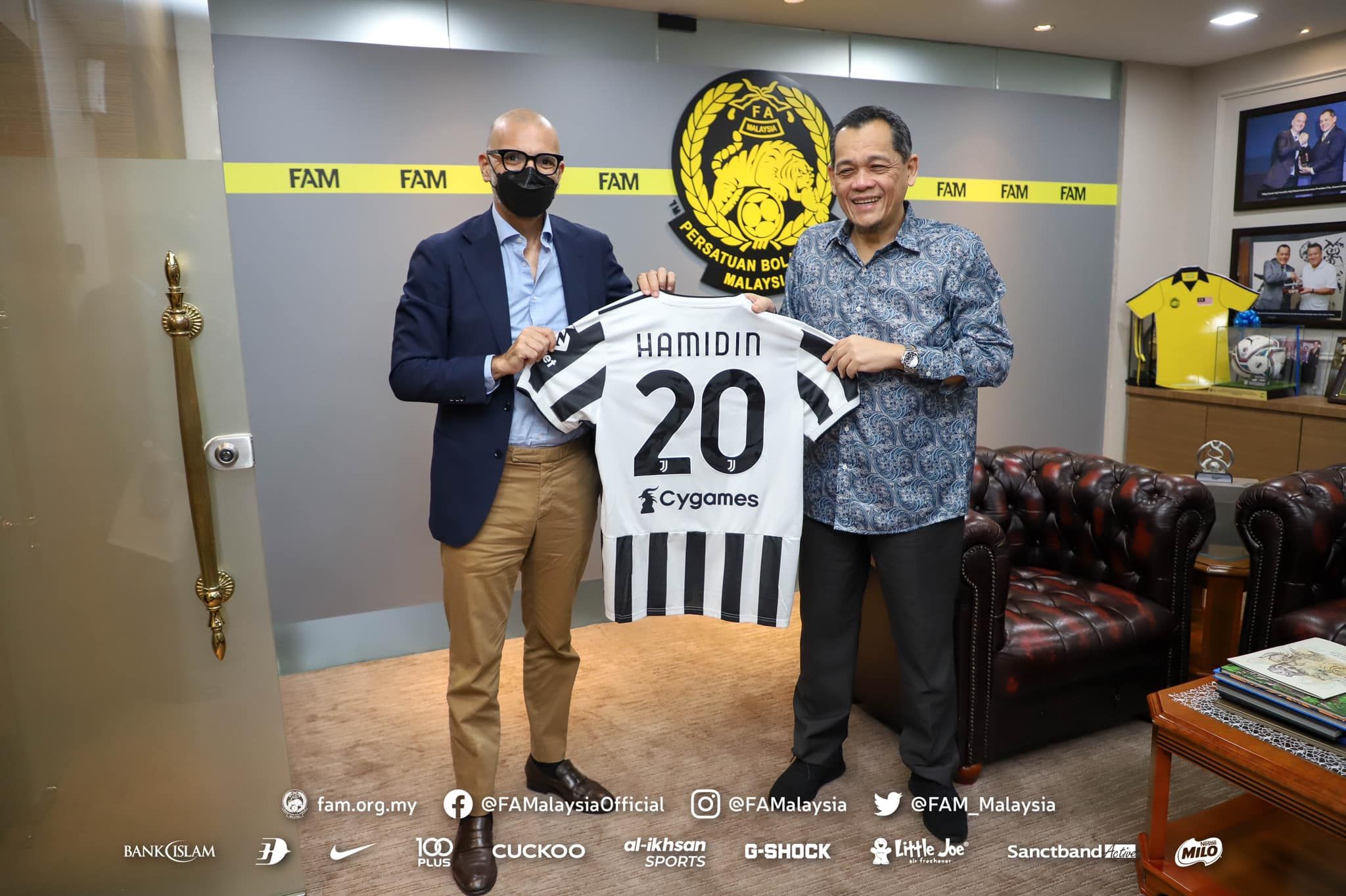 Petinggi manajemen Juventus, Direktur Pelaksana Federico Palomba (kiri) menyerahkan jersey kepada Datuk Hamidin Mohd Amin, Presiden Federasi Sepak Bola Malaysia pada 26 April 2022.
