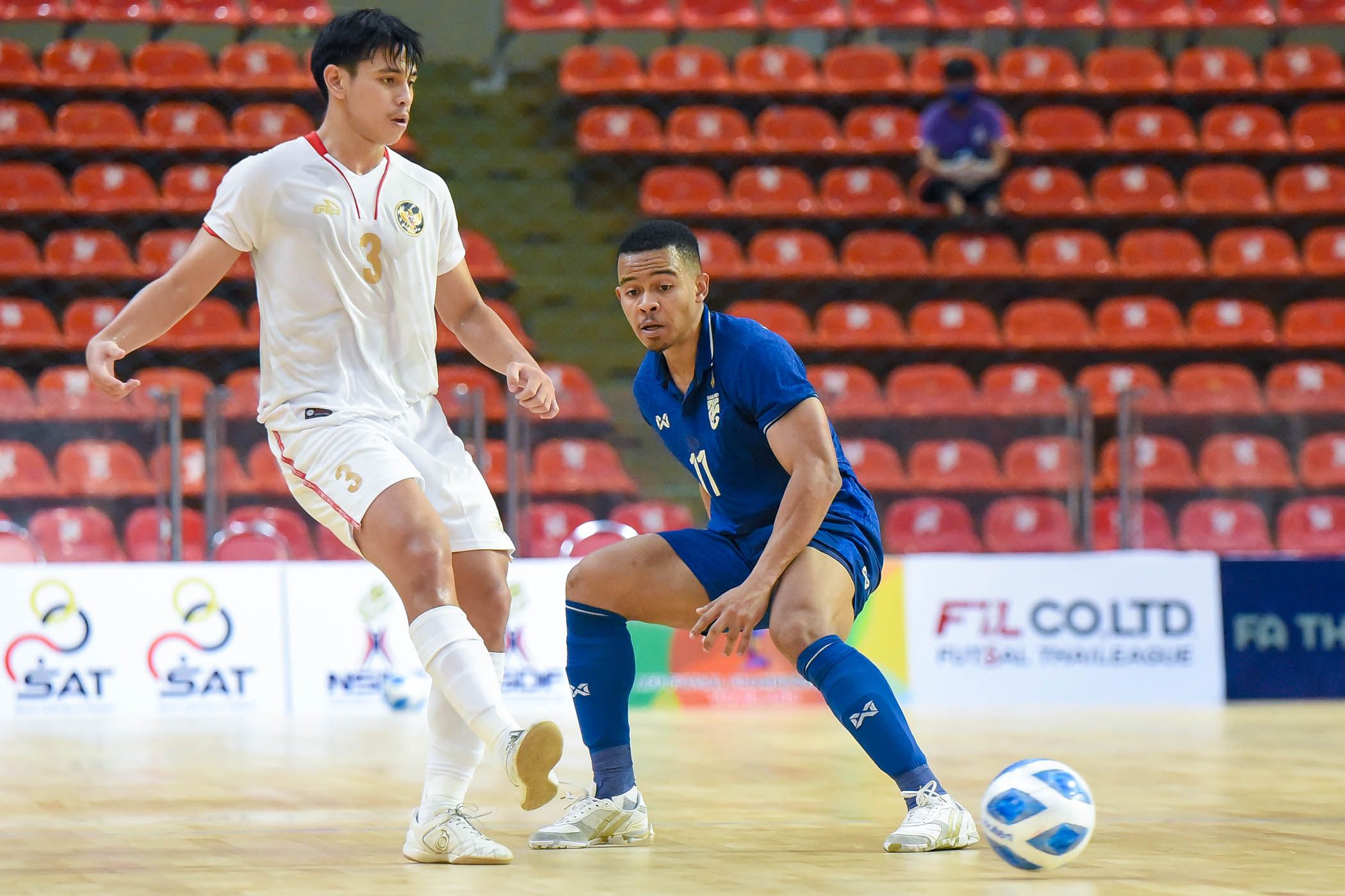 Rizki Xavier saat membela timnas futsal Indonesia (putih) berhadapan Muhammad Osamanmusa untuk timnas futsal Thailand pada Piala AFF Futsal 2022 di Thailand, April 2022.