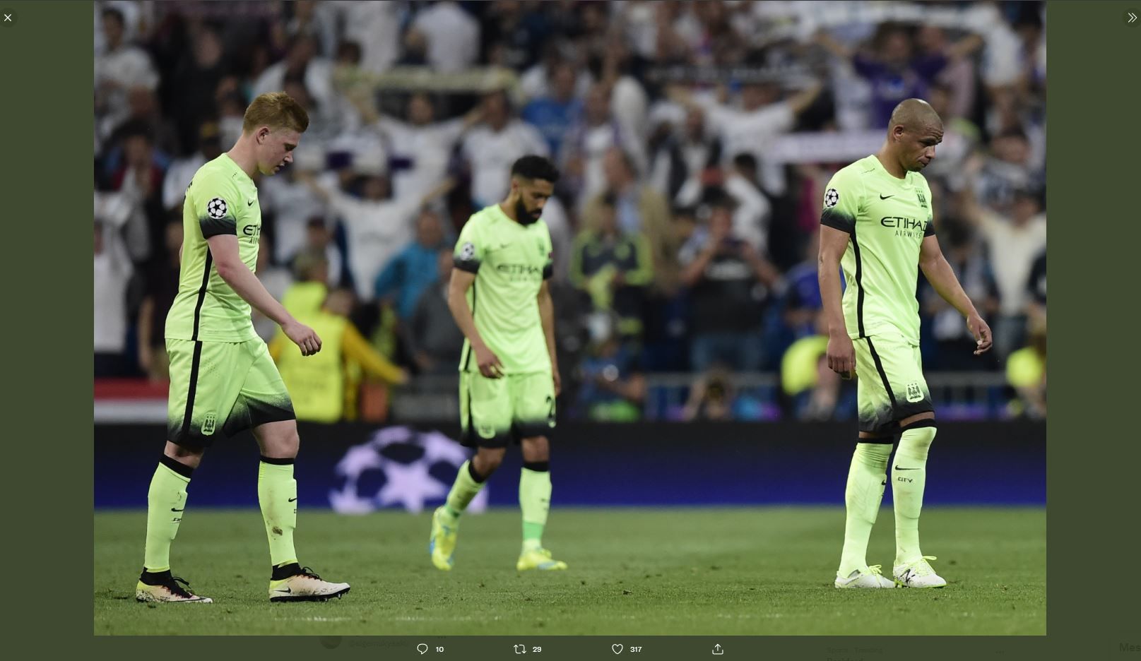 Ekspresi para pemain Manchester City seusai kalah dari Real Madrid di semifinal Liga Champions 2015-2016.
