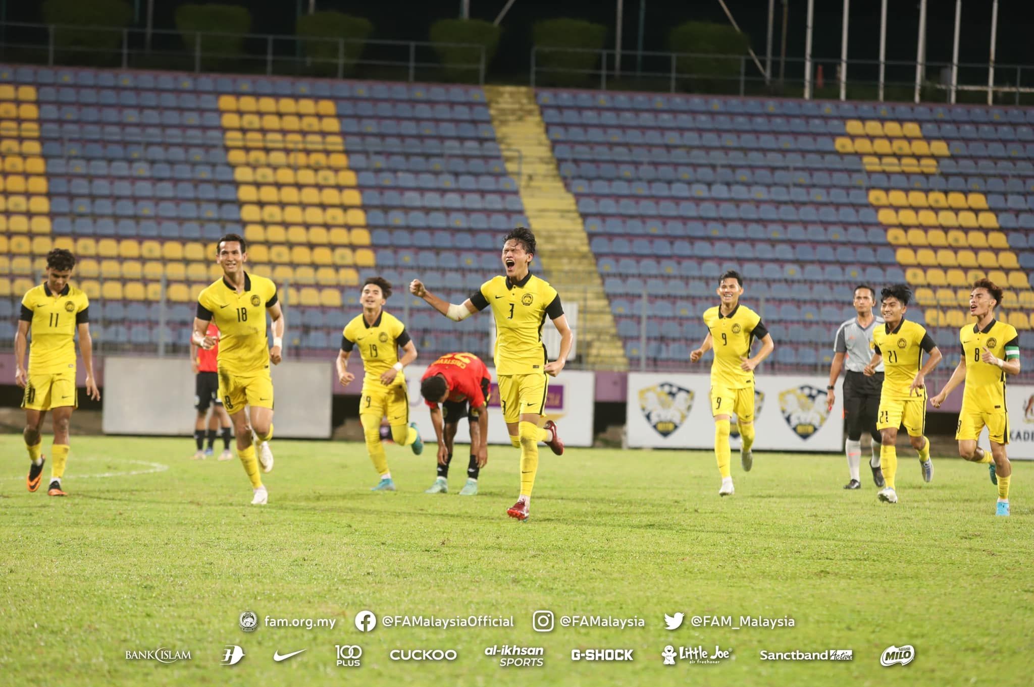 Pemain Malaysia U-23, Faiz Amer Runnizar (tengah) merayakan kesuksesannya membobol Timor Leste U-23 sayang skuad Harimau Muda kalah dalam uji coba sekaligus pemanasan menuju SEA Games 2021 pada 29 April 2022.