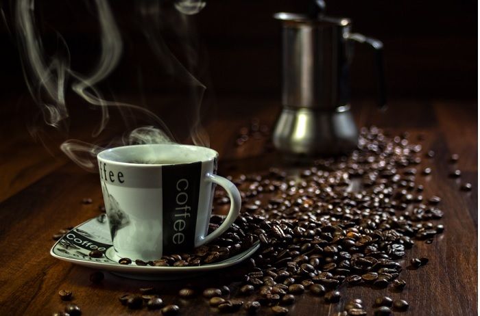 Ilustrasi secangkir kopi hitam bisa mempengaruhi kebiasaan buang air besar di pagi hari.