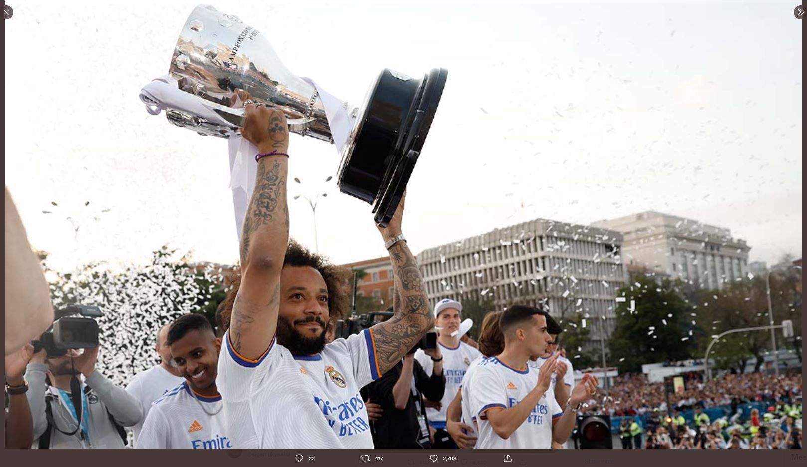 Marcelo mengangkat trofi Liga Spanyol yang diraih Real Madrid.