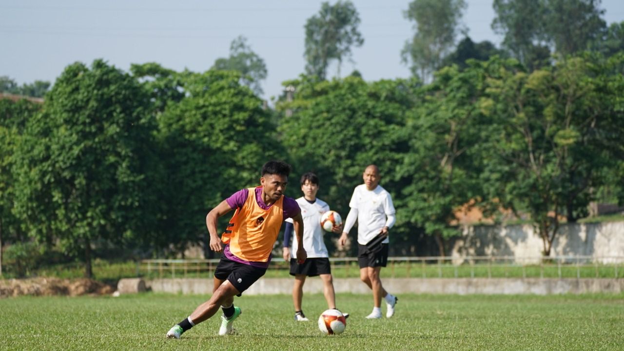 Pemain timnas U-23 Indonesia, Saddil Ramdani, mengkritik kondisi rumput lapangan yang digunakan latihan di Vietnam.