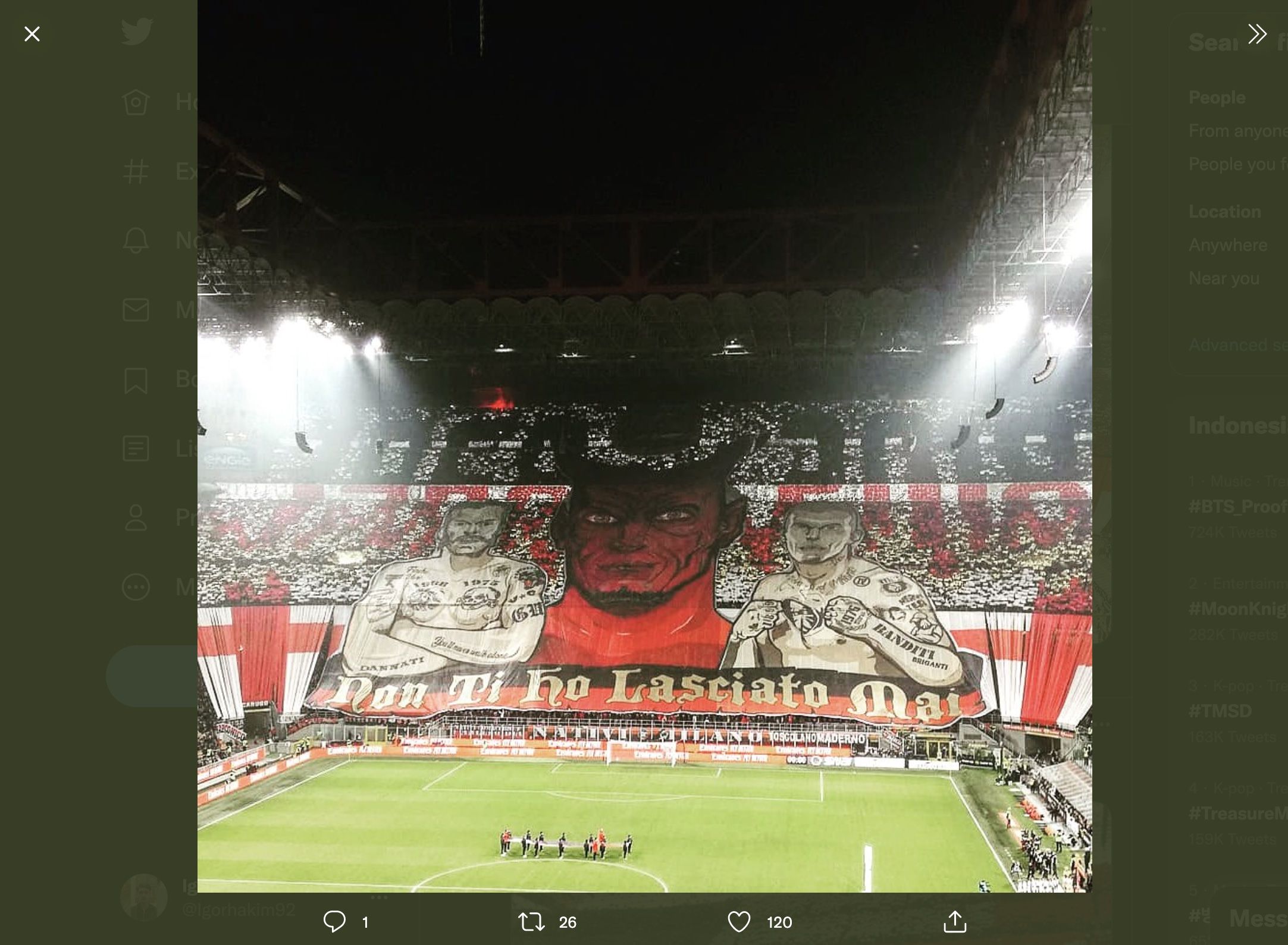 Gambar raksasa yang dipajang oleh ultras AC Milan saat pertandingan di San Siro.