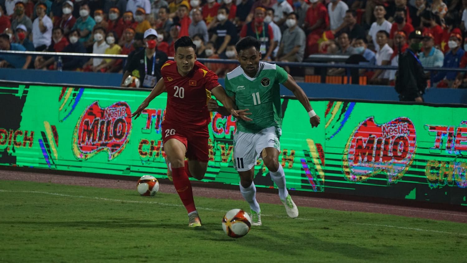 Pemain timnas U-23 Indonesia, Saddil Ramdani, ketika berduel dengan pemain Vietnam Bui Hoang Viet Anh pada laga SEA Games 2021.