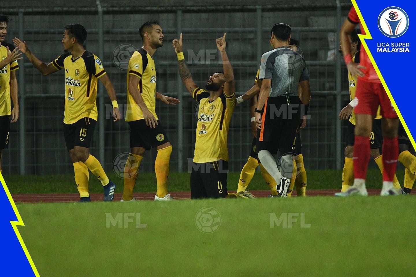 Selebrasi pemain asing Negeri Sembilan FC, Matheus Alves seusai mencetak gol ke gawang Sarawak United dalam lanjutan Liga Super Malaysia 2022, 6 Mei 2022.
