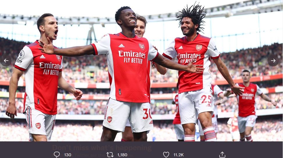 Penyerang Arsenal, Eddie Nketiah (tengah) merayakan gol bersama rekan setimnya lawan Leeds United, Minggu (8/5/2022) malam WIB.