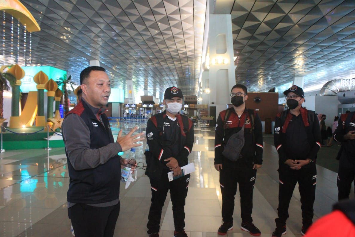 CdM Kontingen Indonesia untuk SEA Games Ferry Kono memberi arahan kepada cabor catur saat melepas keberangkatan di Bandara Soekarno Hatta, Tangerang, Minggu (08/05).