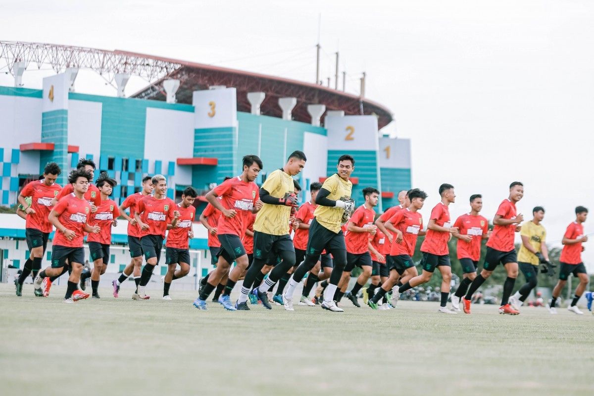 Para pemain Persebaya menjalani latihan perdana menuju Liga 1 2022-2023 di Lapangan ABC, Komplek Gelora Bung Tomo, Kota Surabaya pada 9 Mei 2022.