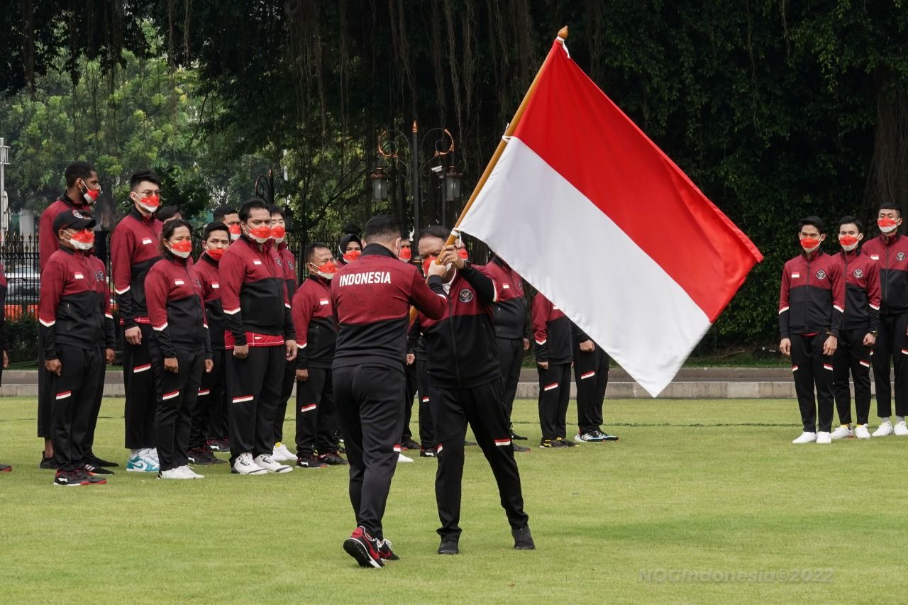Menpora Zainudin Amali (hadap lensa) menyerahkan Bendera Merah Putih kepada CdM Ferry Kono, sekaligus penanda restu keberangkatan Kontingen Indonesia ke SEA Games 2021 Vietnam di Istana Negara, Jakarta, Senin (9/5/2022). 