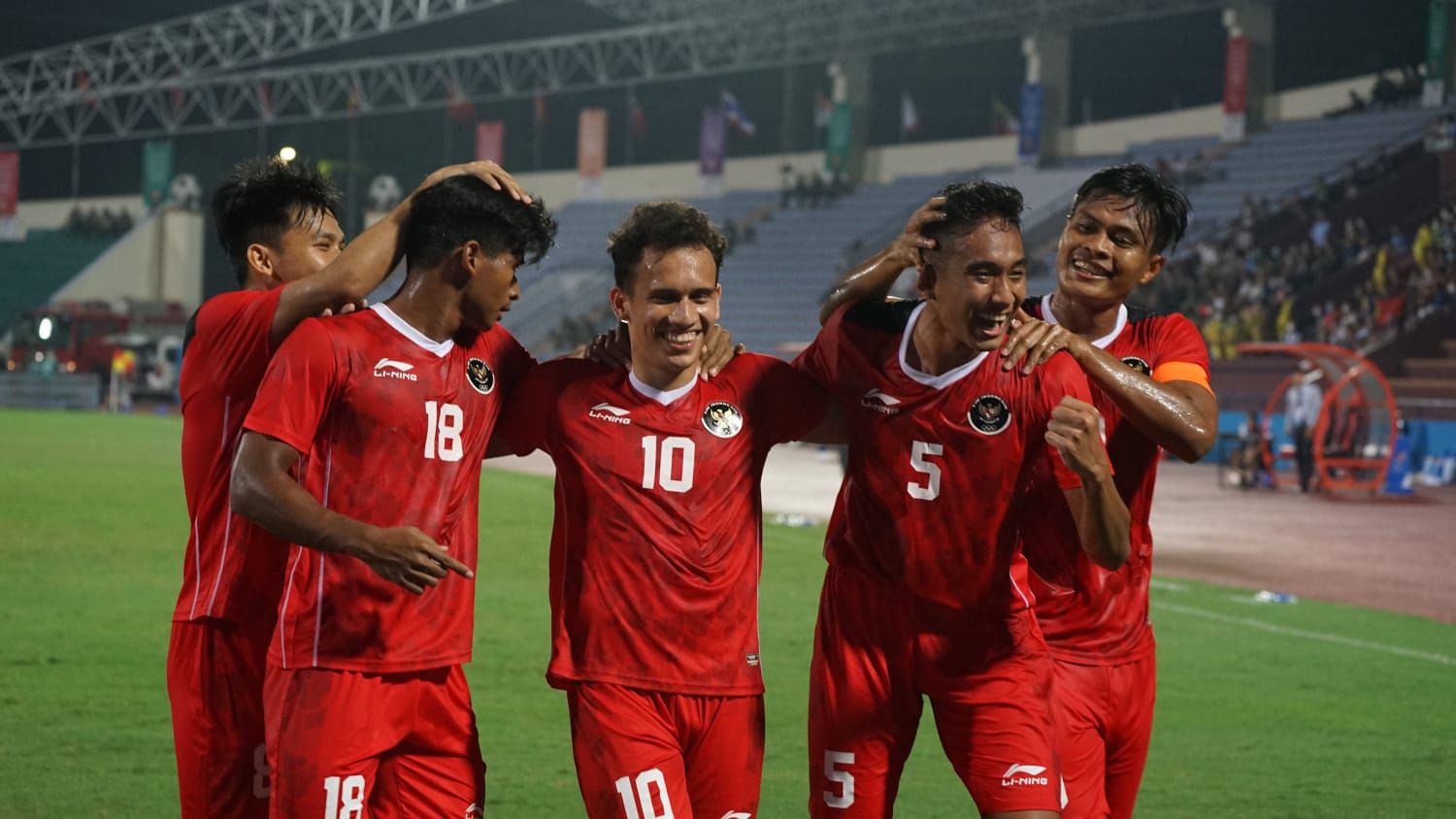 Lima pemain timnas U-23 Indonesia dari kiri ke kanan: Witan Sulaeman, Irfan Jauhari, Egy Maulana Vikri, Rizky Ridho, dan Fachruddin Aryanto merayakan gol ke gawang Timor Leste dalam laga sepak bola putra SEA Games 2021, 10 Maret 2022.