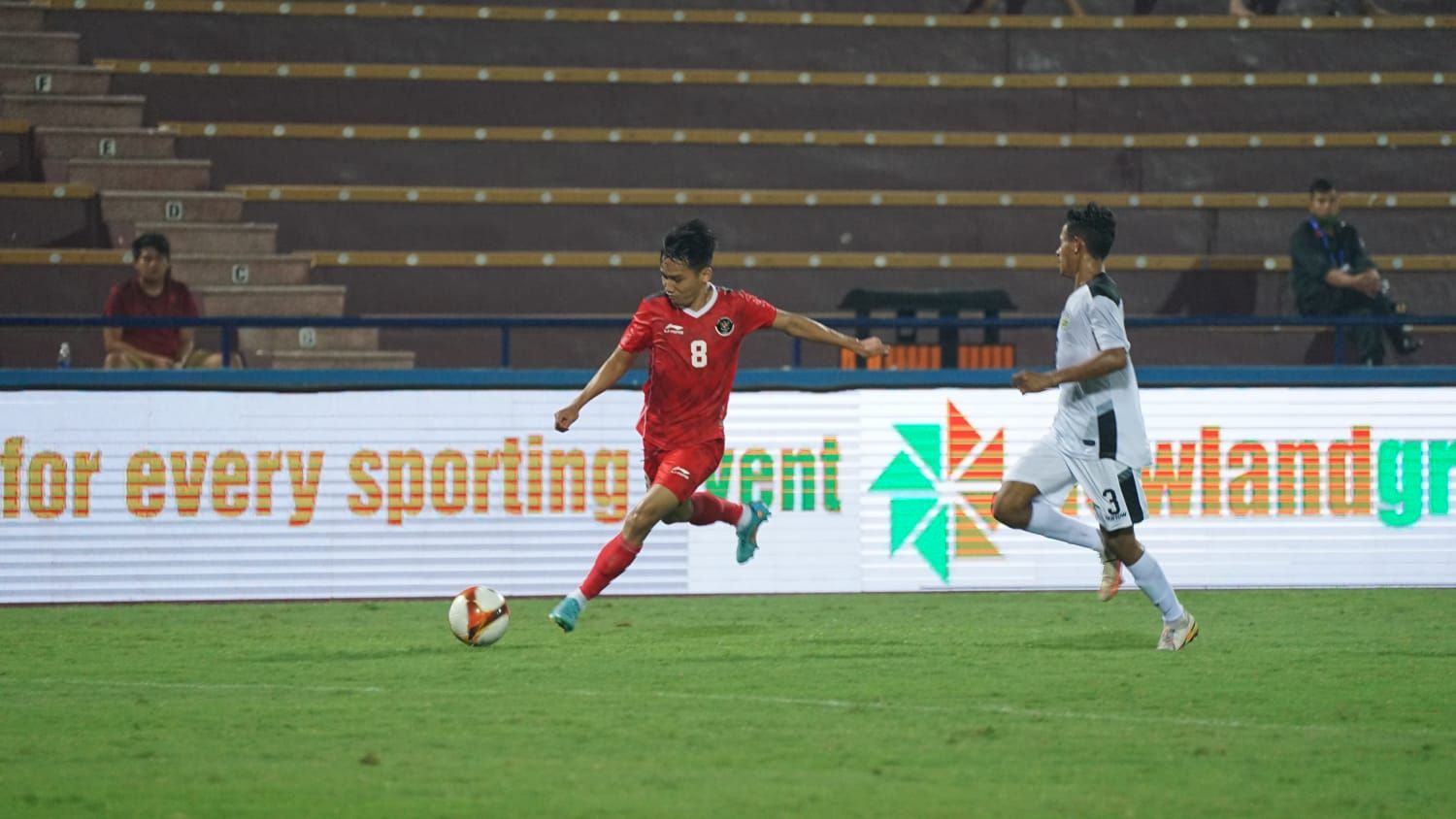 Penyerang timnas U-23 Indonesia, Witan Sulaeman mencoba melepaskan sepakan dan diawasi satu pemain Timor Leste, Orcelio Guterres dalam laga sepak bola putra SEA Games 2021, 10 Maret 2022.