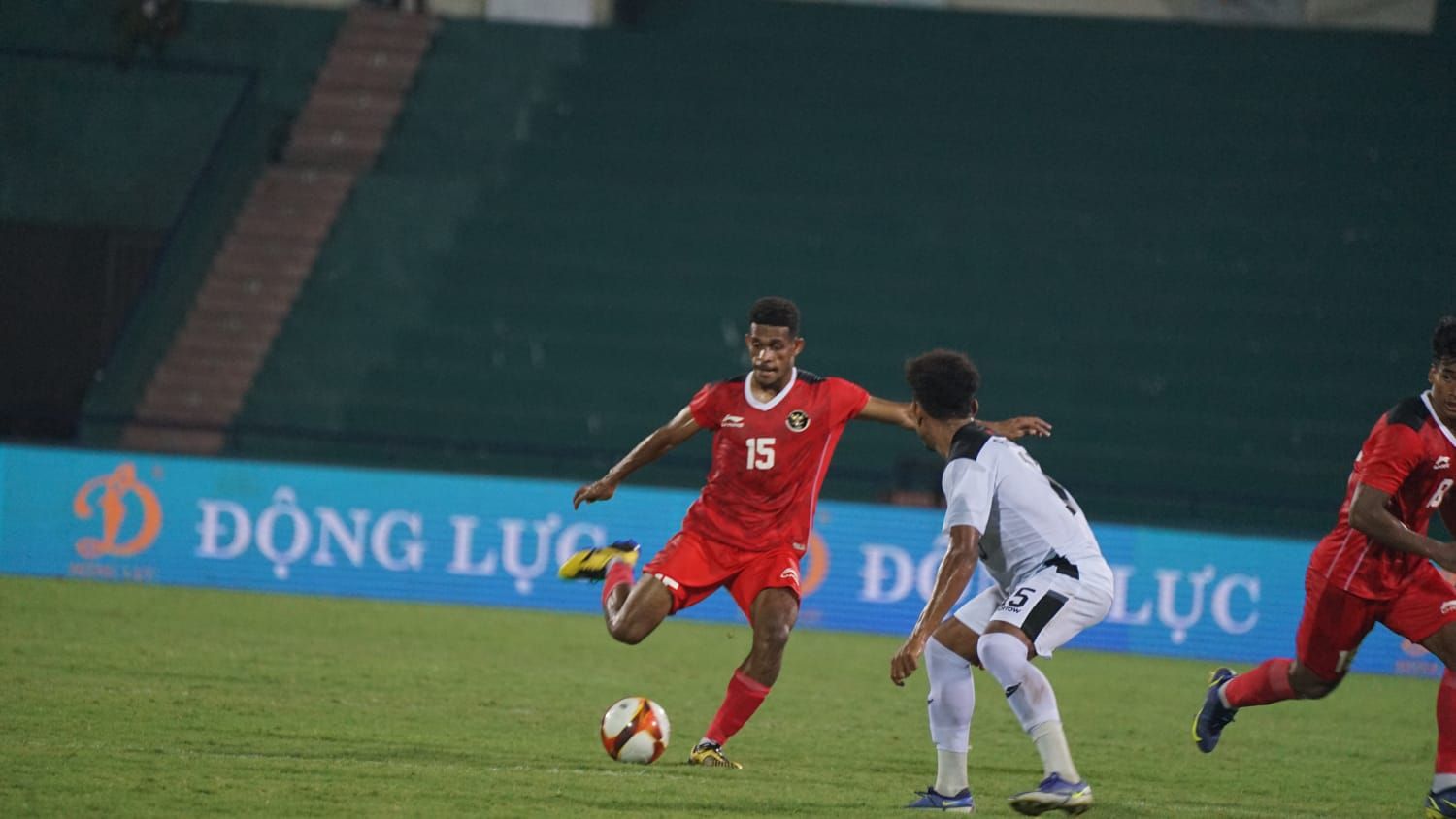 Gelandang timnas U-23 Indonesia, Ricky Kambuaya mencoba mengecoh satu pemain Timor Leste, Armindo de Almeida dalam laga sepak bola putra SEA Games 2021, 10 Maret 2022.