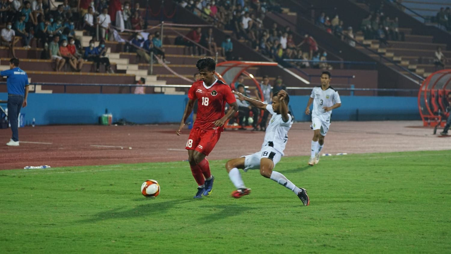 Penyerang timnas U-23 Indonesia, Irfan Jauhari dikawal pemain Timor Leste, Filomeno da Costa dalam laga sepak bola putra SEA Games 2021, 10 Maret 2022.