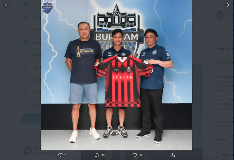 Buriram United mengonfirmasi transfer Supachok Sarachat ke tim J1 League, Hokkaido Consadole Sapporo, sebagai pinjaman dengan opsi pembelian.  