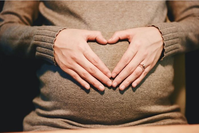 Ilustrasi seorang wanita yang sedang dalam kondisi hamil, disarankan untuk menghindari stres.
