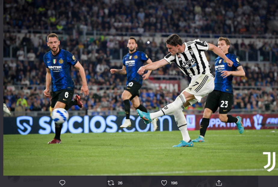 Penyerang Juventus Dusan Vlahovic melepaskan tembakan yang berhasil menjebol gawang Inter Milan di final Coppa Italia.