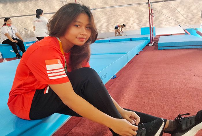 Rifda Irfanaluthfi tampak santai saat ditemui Skor.id, Jumat (13/5) di Quan Ngua Sports Complex, Hanoi, Vietnam. 