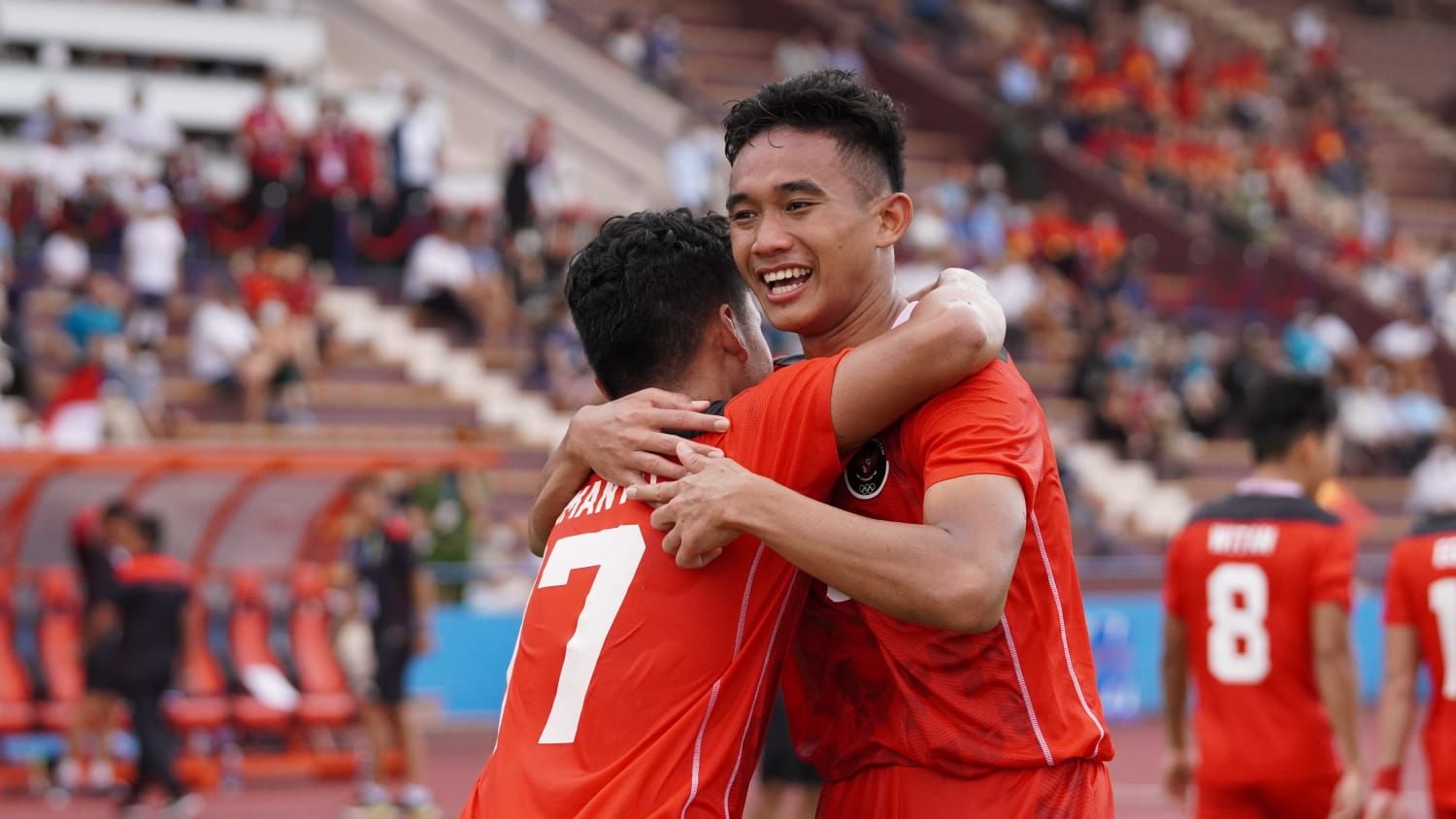 Selebrasi bek timnas U-23 Indonesia, Rizky Ridho yang dirangkul Syahrian Abimanyu sesuai membobol gawang Filipina dalam laga lanjutan sepak bola putra fase penyisihan sepak bola putra SEA Games 2021, 13 Mei 2022.