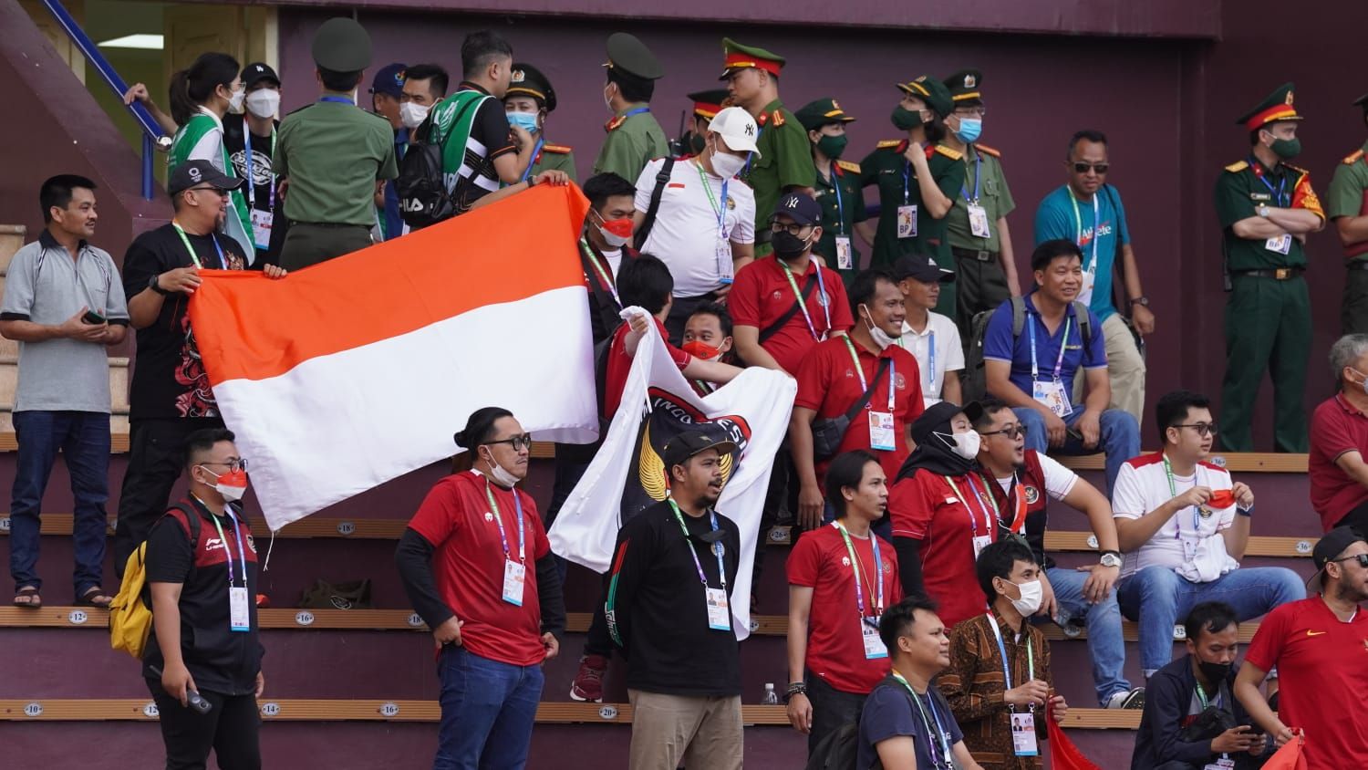 Suporter timnas U-23 Indonesia saat mendukung skuad Garuda Muda melawan Filipina dalam laga sepak bola putra SEA Games 2021, 13 Mei 2022.