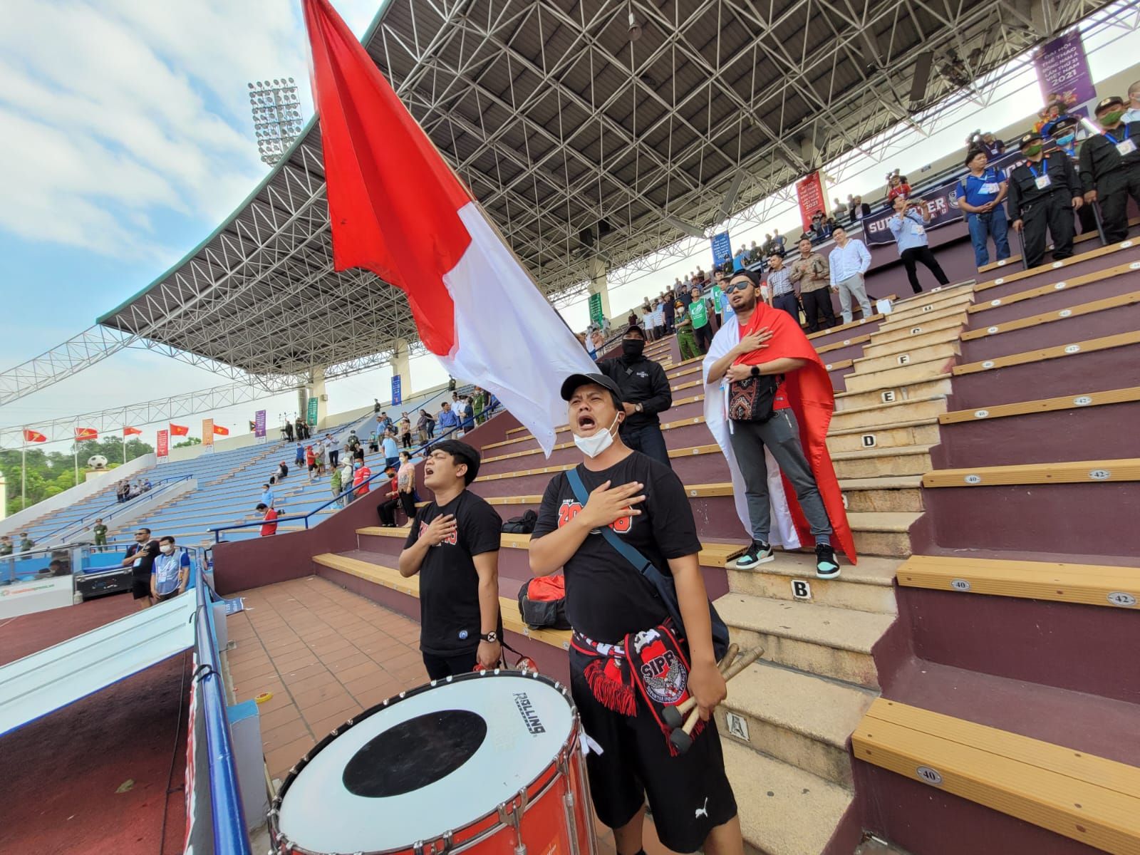Suporter asal Bali, Iyan Prada Pribowo, datang langsung ke Stadion Viet Trie, Phu Tho, Jumat (13/5/2022) untuk mendukung timnas U-23 Indonesia melawan Filipina di ajang SEA Games 2021.