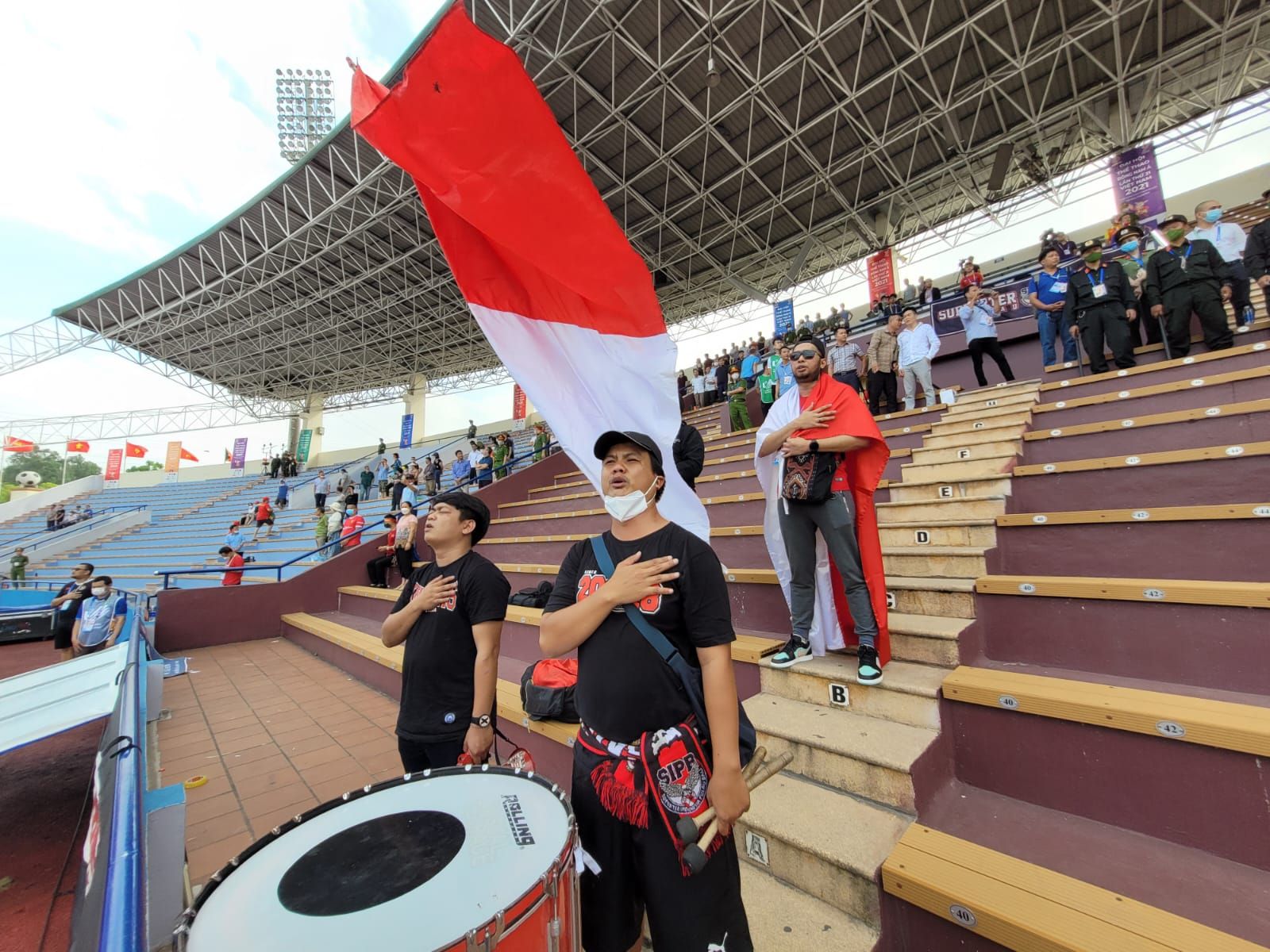 Suporter timnas U-23 Indonesia di Stadion Viet Tri, Phu Tho, Vietnam.