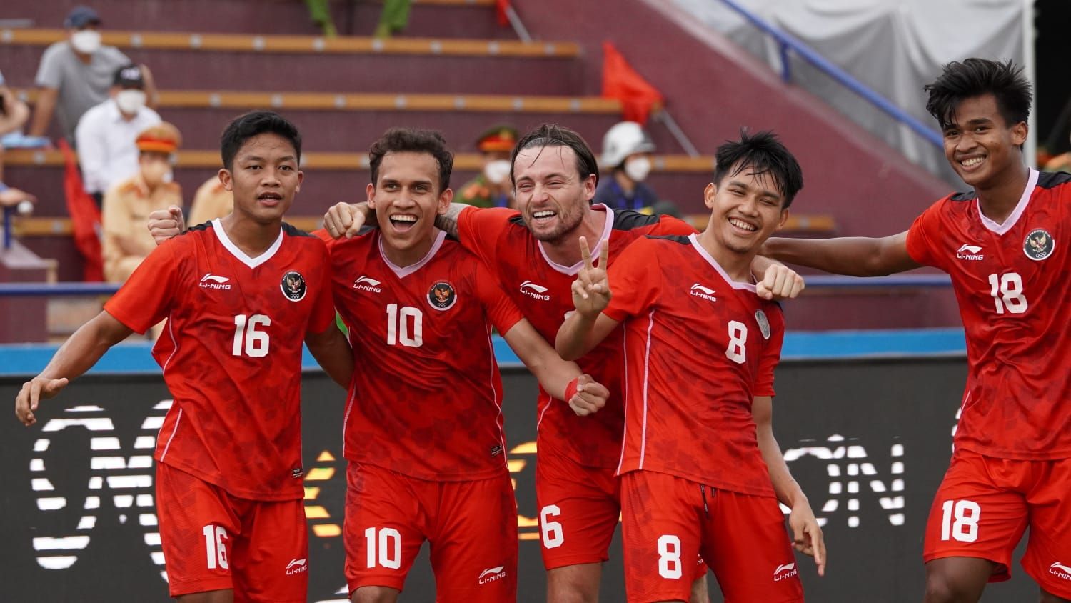 Para pemain timnas U-23 Indonesia merayakan gol Egy Maulana Vikri ke gawang Filipina di SEA Games 2021.