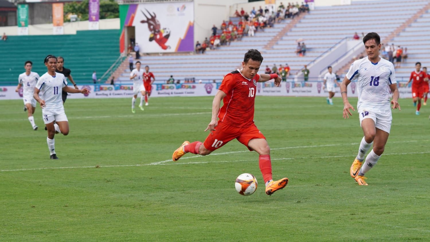 Aksi penyerang timnas U-23 Indonesia, Egy Maulana Vikri yang diawasi bek Filipina, Christian Rontini dalam laga lanjutan sepak bola putra fase penyisihan sepak bola putra SEA Games 2021, 13 Mei 2022.