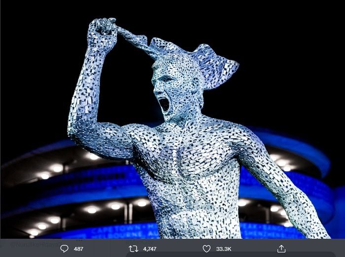 Patung legenda Manchester City, Sergio Aguero, akan menerangi Stadion Etihad dengan sinar birunya.