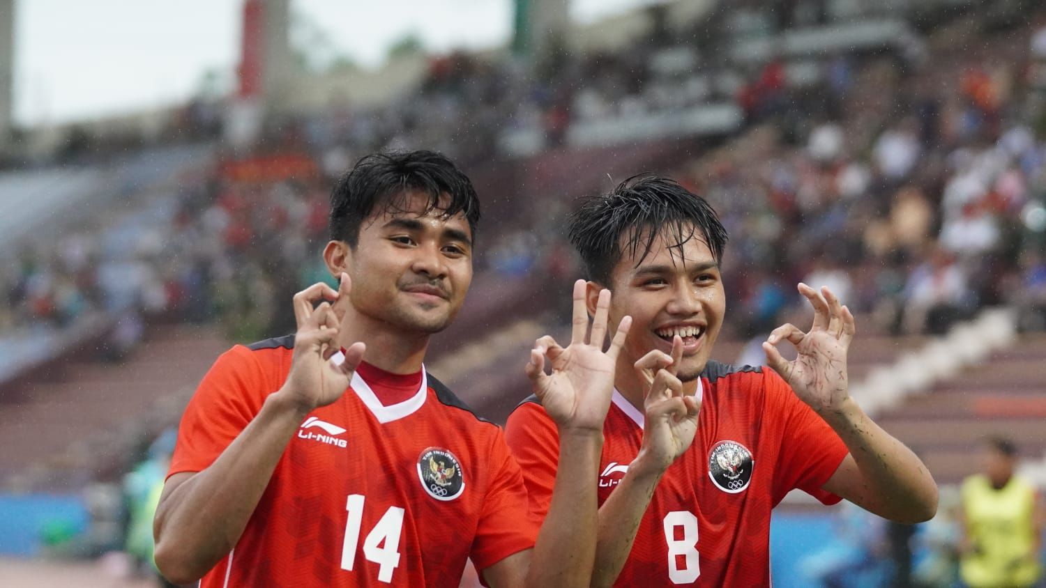 Dua pemain timnas U-23 Indonesia Asnawi Mangkualam (14) dan Witan Sulaeman (8) saat merayakan gol ke gawang Myanmar di SEA Games 2021.