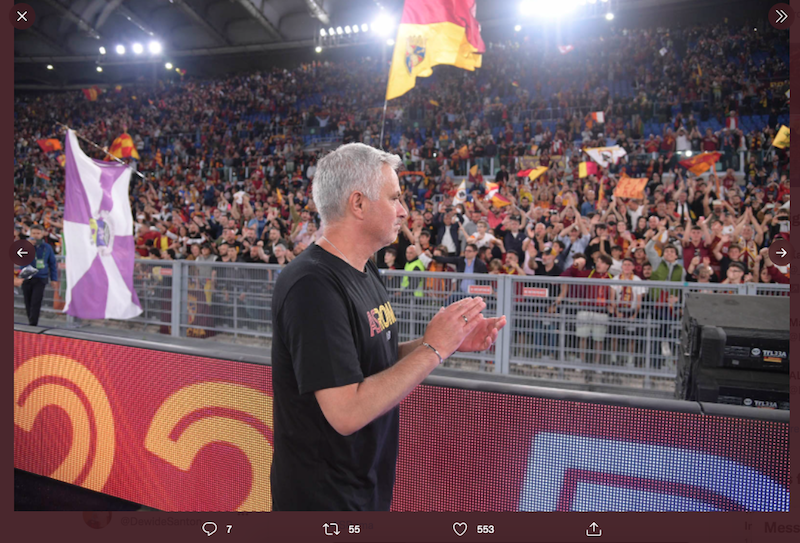 Jose Mourinho memberikan penghormatan kepada tifosi AS Roma. 