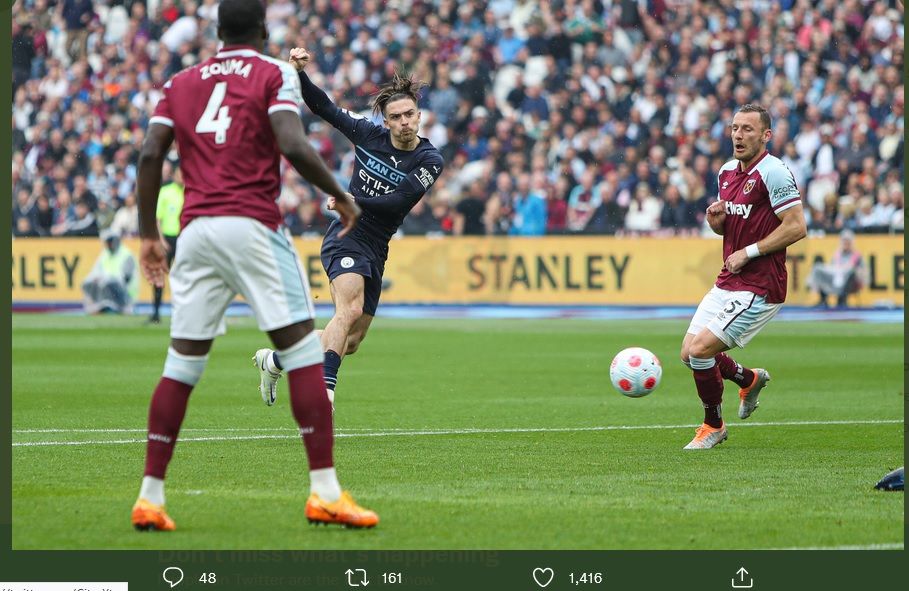 Gelandang Manchester City, Jack Grealish, saat melepaskan tembakan jarak jauh yang menjadi gol lawan West Ham, Minggu (15/5/2022).