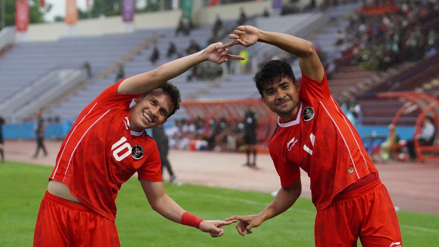 Dua pemain timnas U-23 Indonesia, Egy Maulana Vikri dan Asnawi Mangkualam merayakan gol ke gawang Myanmar di SEA Games 2021.