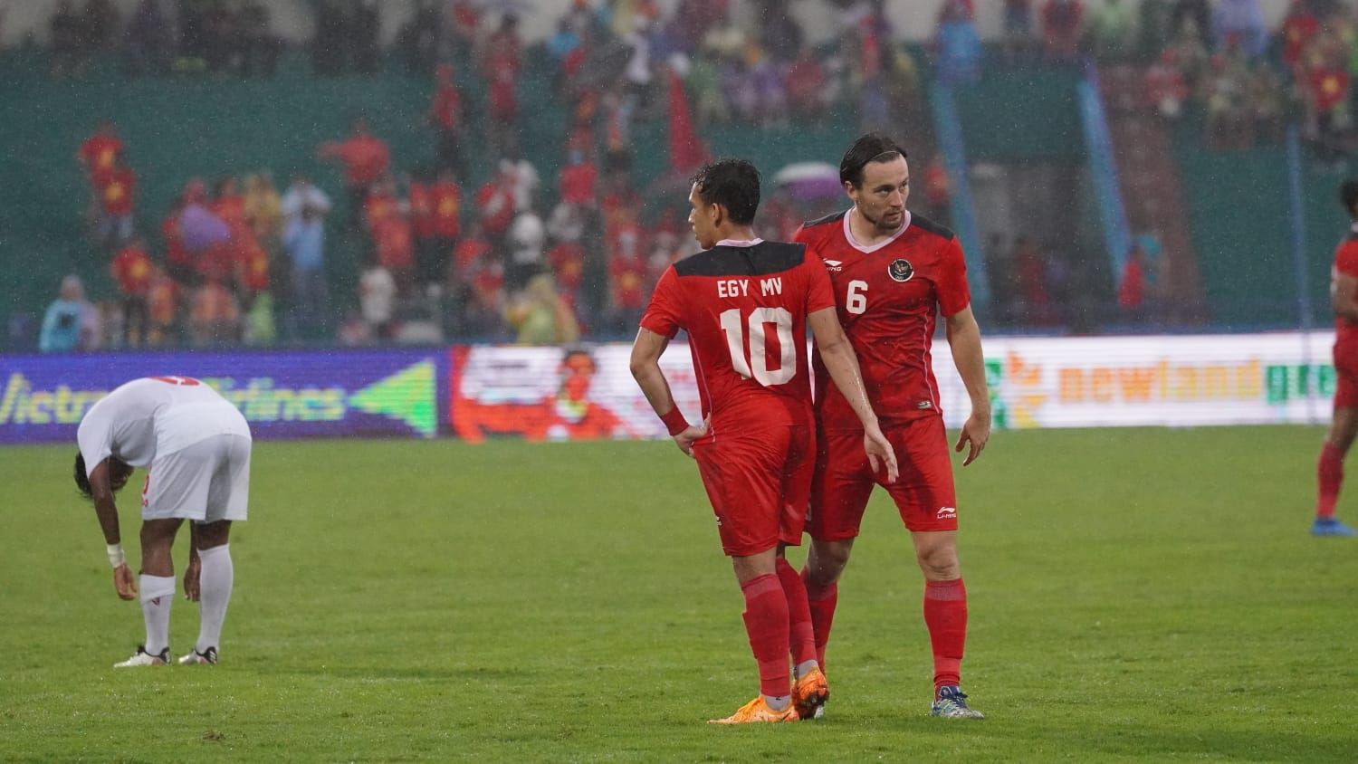 Dua pemain timnas U-23 Indonesia, Egy Maulana Vikri dan Marc Klok saat berlaga melawan Myanmar di SEA Games 2021.