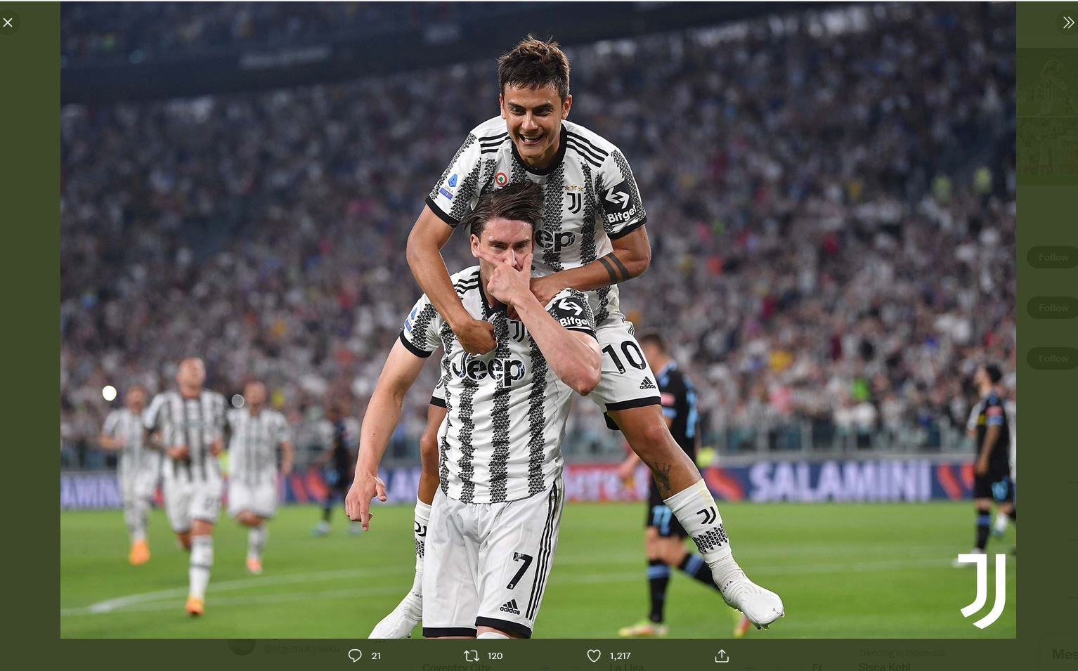 Momen Dusan Vlahovic dan Paulo Dybala merayakan gol pada laga Juventus vs Lazio di Liga Italia, Selasa (17/5/2022) dini hari WIB.