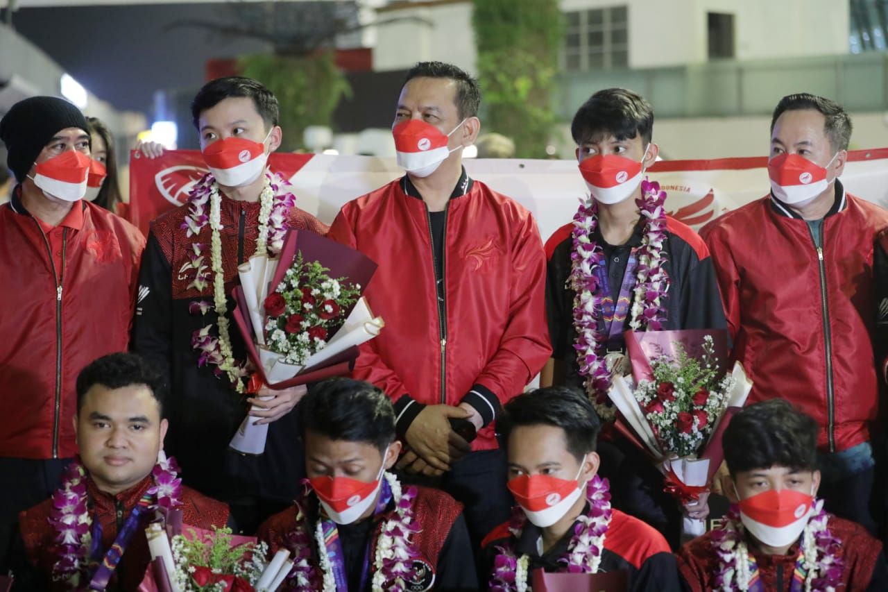 Jajaran pengurus PBESI menyambut Timnas Free Fire Indonesia yang bawa pulang medali emas dan perak