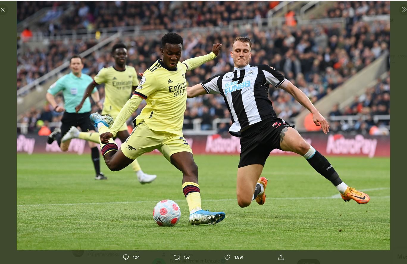Penyerang Arsenal, Eddie Nketiah (kiri) mencoba melewati kawalan pemain Newcastle United, Sean Longstaff, di Liga Inggris, Selasa (17/5/2022) dini hari WIB.